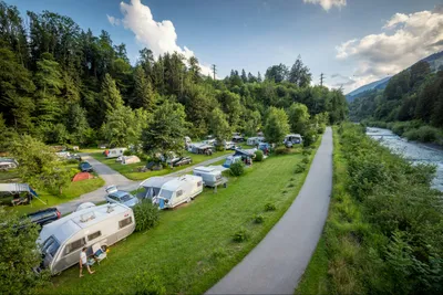 Camping Grassi  - Luftaufnahme des Campingplatzes umgeben von Wald