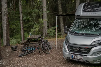 Camping Gravas - Standplatz im Wald auf dem Campingplatz