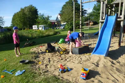 Camping Gyvelborg - Spielplatz mit Sand für Kinder auf dem Campingplatz