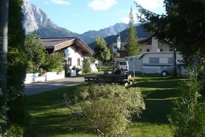 Happy Camp - Zeltplatz im Grünen mit Esstisch