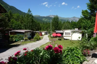 Camping Hasenweide  -  Wohnwagen- und Zeltstellplatz zwischen Bäumen auf dem Campingplatz