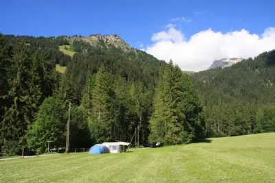 Camping Hasenweide  -  Wohnwagen- und Zeltstellplatz auf grüner Wiese auf dem Campingplatz