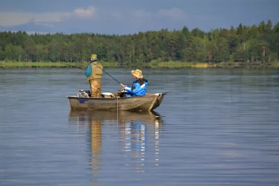 Hedesunda Camping  -  Camper beim Angeln auf dem See am Campingplatz