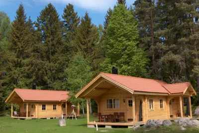 Hedesunda Camping  -  Mobilheime vom Campingplatz mit Veranden im Grünen