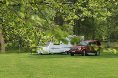Hedesunda Camping  -  Stellplatz vom Campingplatz auf grüner Wiese