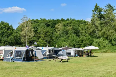 Heidepark VeluwschKarakter - Blick auf die Standplätze auf der Wiese