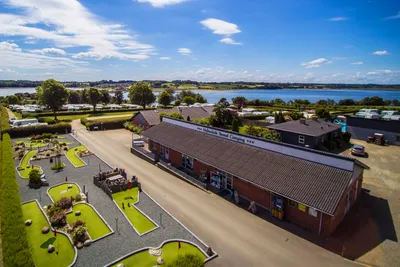 Hejlsminde Strand Camping  - Luftaufnahme des Campingplatzes mit Servicegebäude und Minigolfanlage