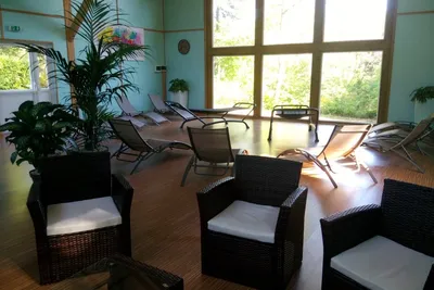 Camping Héliomonde - Ruheraum mit Liegestühlen im Wellnessbereich des Campingplatzes