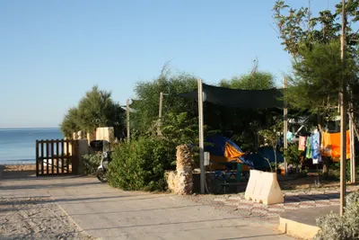 Camping Helios -  Stellplätze und der Zugang zum Meer