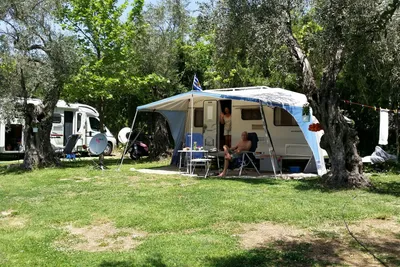 Camping Hellas  -  Wohnwagen zwischen Bäumen auf dem Campingplatz