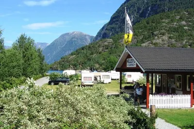 Hellesylt Camping  -   Wohnwagen- und Zeltstellplatz und Hauptgebäude vom Campingplatz im Grünen