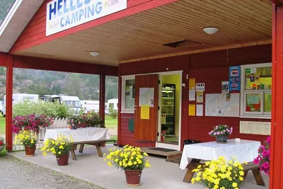 Hellesylt Camping  -  Rezeption vom Campingplatz mit Terrasse
