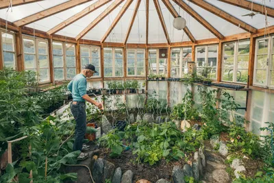 hepi Lodge - Camper beim Gärtnern im Gartenhaus auf dem Campingplatz