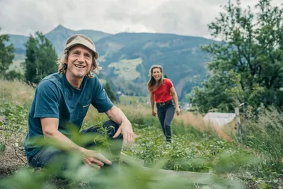 hepi Lodge - Camper beim Gärtnern auf dem Campingplatz