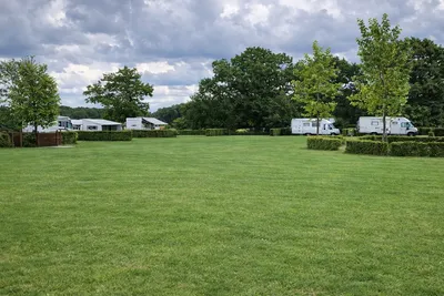 Camping Heuvelland Oaze  50+ boerderijcamping Heuvelland Oaze - Blick auf die Standplätze auf der Wiese