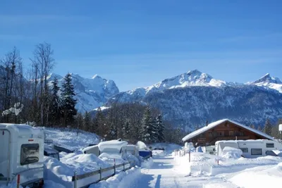 Camping Hofstatt-Derfli  -  Wohnwagenstellplatz im Winter auf dem Campingplatz