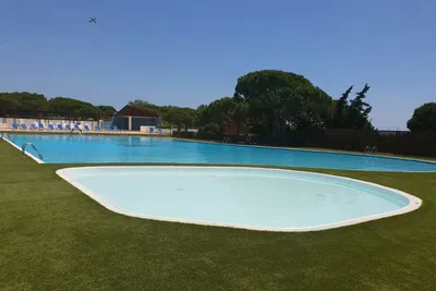 Camping 3 Estrellas  -  Pool vom Campingplatz mit Liegestühlen in der Sonne