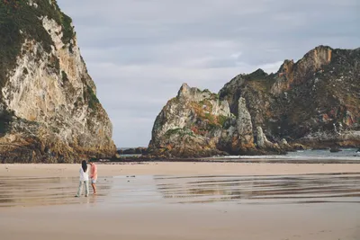 HolaCamp La Franca  Camping Playa de la Franca - Spaziergänger laufen am Strand entlang 