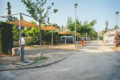 HolaCamp Mequinenza  Camping 3 Estrellas Mequinenza - Blick auf den Campingbereich