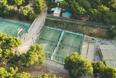 HolaCamp Sitges Garrofer  Camping El Garrofer  - Luftaufnahme des Sportplatzes auf dem Campingplatz