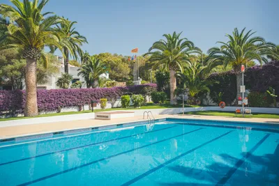 HolaCamp Sitges Relax  Camping Sitges  - Pool im Freien auf dem Campingplatz
