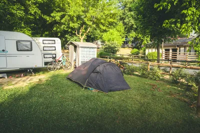 HolaCamp Vall Natura - Standplätze auf der Wiese auf dem Campingplatz