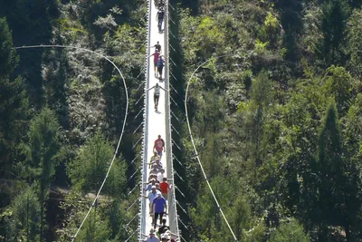 Camping Holländischer Hof - Gäste gehen über die Brücke