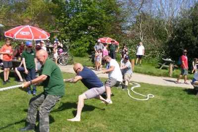 Horam Manor Touring Park - Tauziehen auf dem Campingplatz