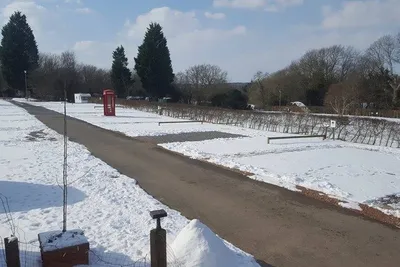 Horam Manor Touring Park - Schneebedeckte Stellplätze auf dem Campingplatz