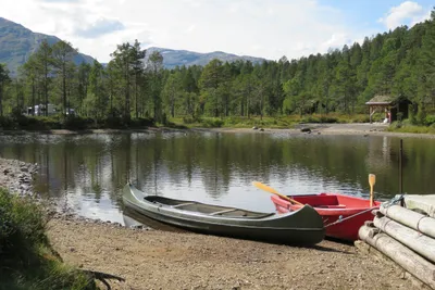 Camping Hov Hyttegrend - Boote am Seeufer für Gäste auf dem Gelände vom Campingplatz
