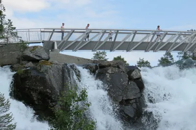 Camping Hov Hyttegrend - Gäste vom Campingplatz spazieren am Wasserfall-Stieg in der Umgebung vom Campingplatz