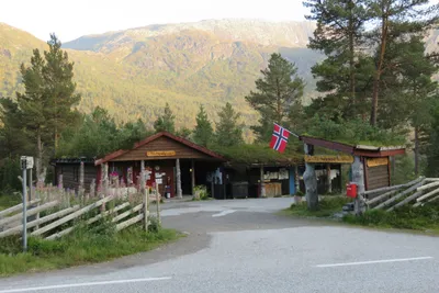 Camping Hov Hyttegrend - Einfahrt ins Gelände vom Campingplatz mit Blick auf die Berge