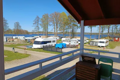 Husabergsudde Camping - Standplätz mit Blick auf den See