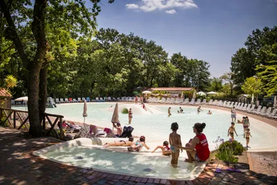Camping i Pini - Gäste liegen am Pool in der Sonne