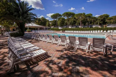 Camping i Pini - Pool mit Liegestühlen und Sonnenschirmen auf dem Campingplatz