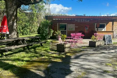 Idéal Camping - Pizzeria des Campingplatzes mit Sitzgelegenheiten im Freien