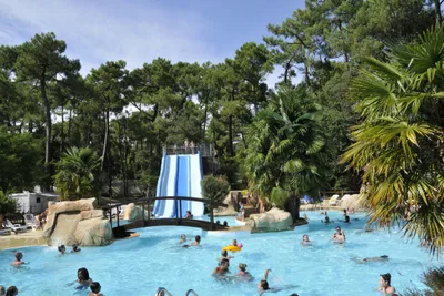 Ideal Camping - Campingplatz mit Pool,Wasserrutsche, Liegestühlen und Sonnenschirmen