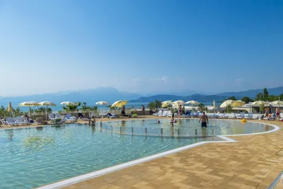 Idea Lazise Camping & Village - Campingplatz mit Pool, Liegestühlen und Sonnenschirmen---