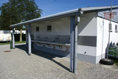 Camping Idyll  -  Sanitärgebäude auf dem Campingplatz