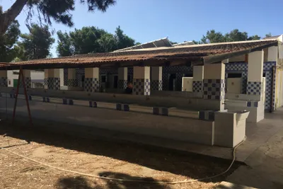 Camping Il Forte - Sanitärgebäude vom Campingplatz mit Waschbecken, Spiegeln und Toiletten