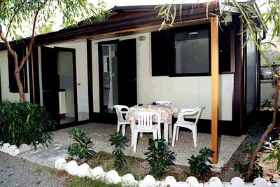 Camping il Gabbiano  -  Mobilheim mit Sitzbereich  auf dem Campingplatz