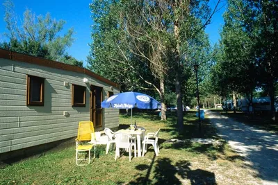 Camping Il Vecchio Mulino  -  Mobilheim vom Campingplatz mit Terrasse