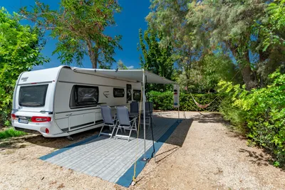 Camping Ionion Beach - Zeltplatz im Grünen auf dem Campingplatz