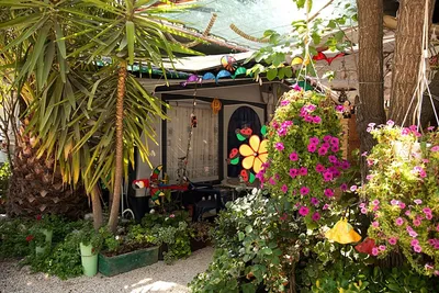Camping Iria Beach - Wohnwagen auf Stellplatz vom Campingplatz im Grünen