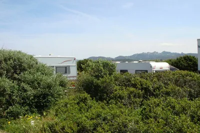 Camping Isola dei Gabbiani - Wohnwagen im Grünen auf dem Campingplatz