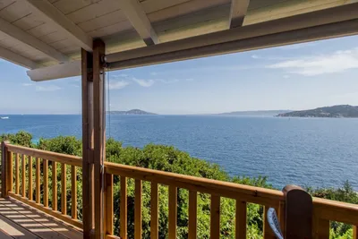 Camping Isola dei Gabbiani - überdachte Veranda einer Suite auf dem Campingplatz mit Blick auf das Mittelmeer