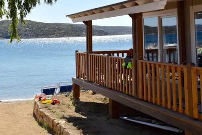 Camping Isola dei Gabbiani - Ferienhaus mit überdachter Veranda direkt am Mittelmeer