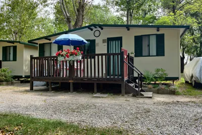 Isola del Paradiso  - Mobilheim mit Veranda auf dem Campingplatz