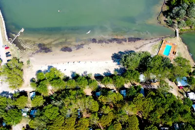 Isola del Paradiso - Blick auf den Strand aus der Vogelperspektive
