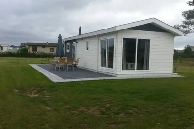 Camping Jacobus Hoeve - Ferienhaus mit Terrasse auf dem Campingplatz